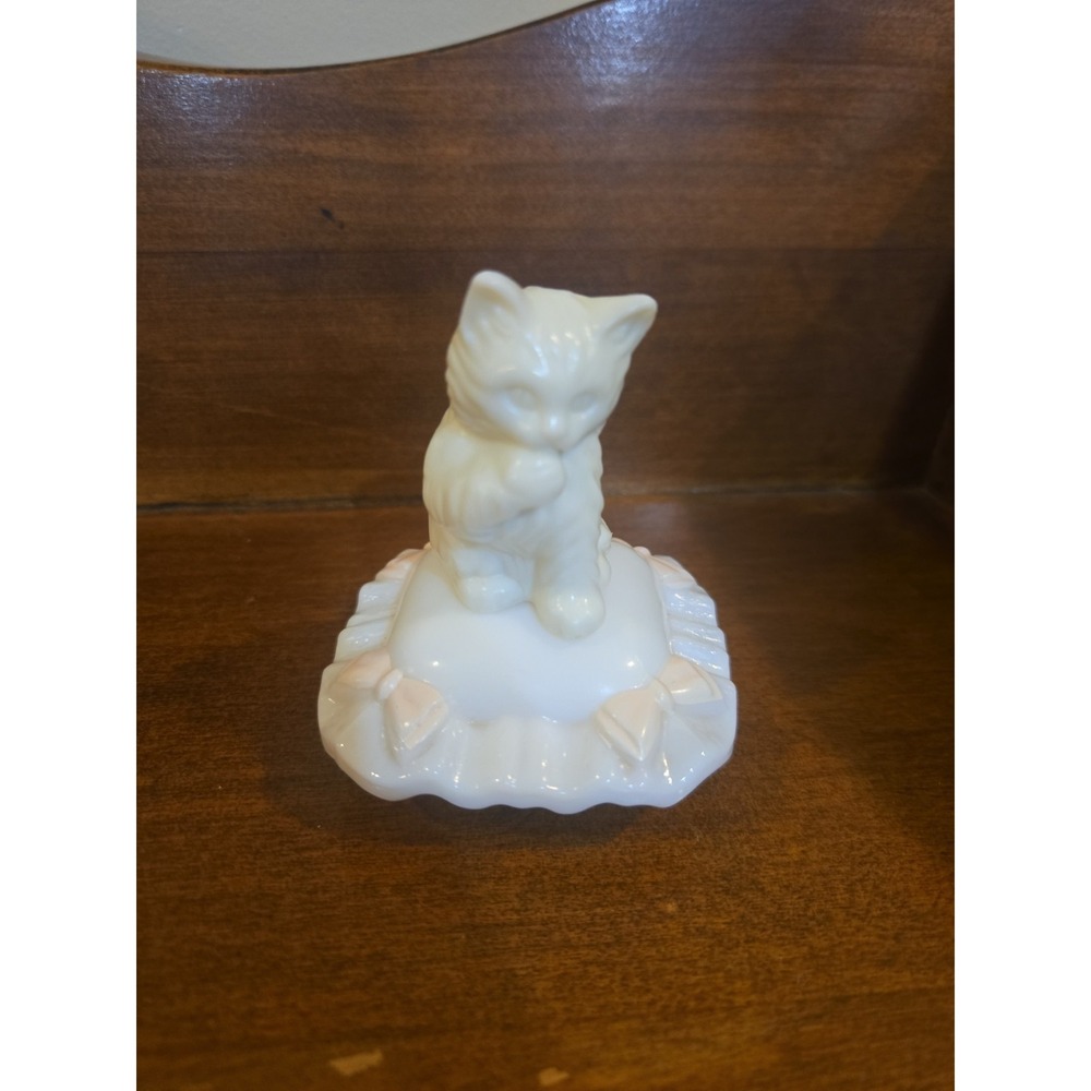 Avon Sitting Pretty Kitten Cat Milk Glass Pillow Perfume Bottle Vanity VTG
